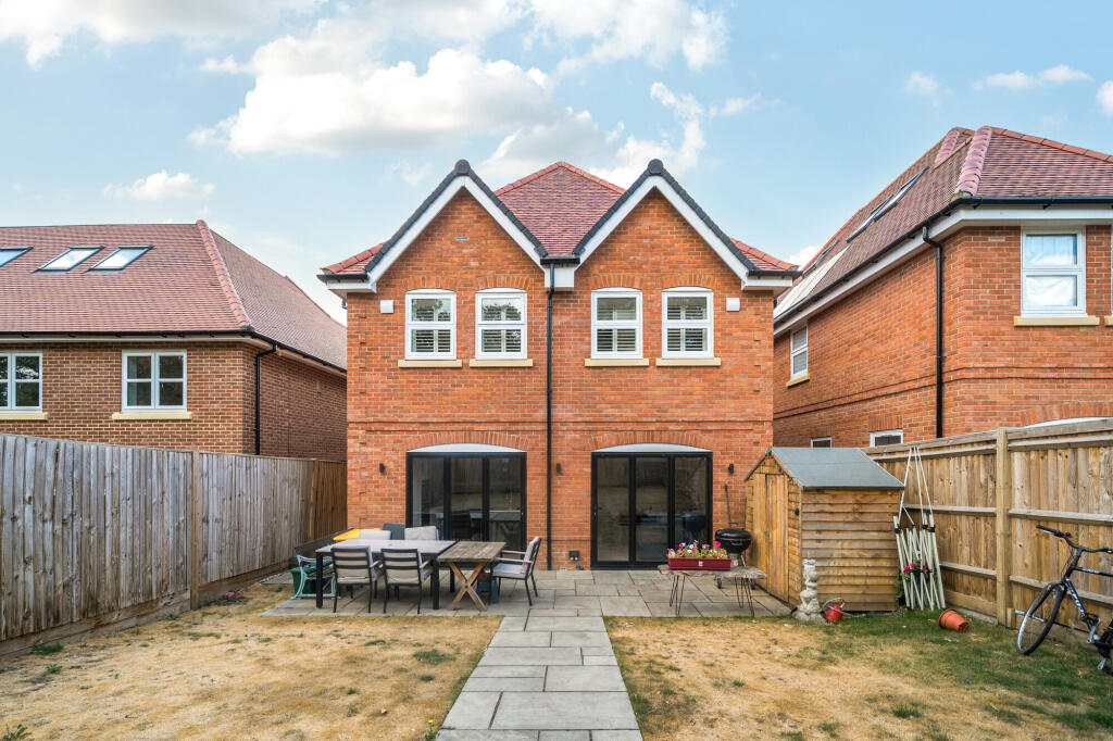 House in Reigate and Banstead, Surrey - View 4