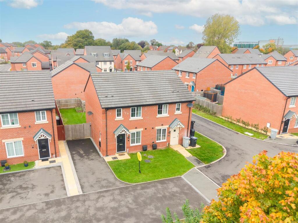 3-bed house on Farm Close, Shavington, CW2, £230,000