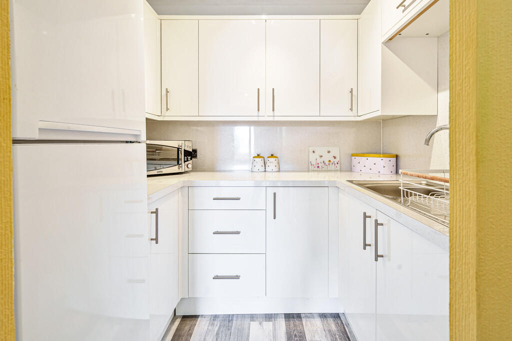 31 Strand Court,The Esplanade, Grange-over-Sands, Cumbria, LA11 7HH photo 4