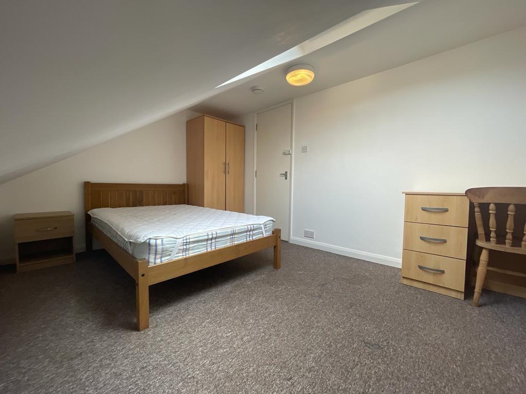 5 bedroom semi-detached house for rent
