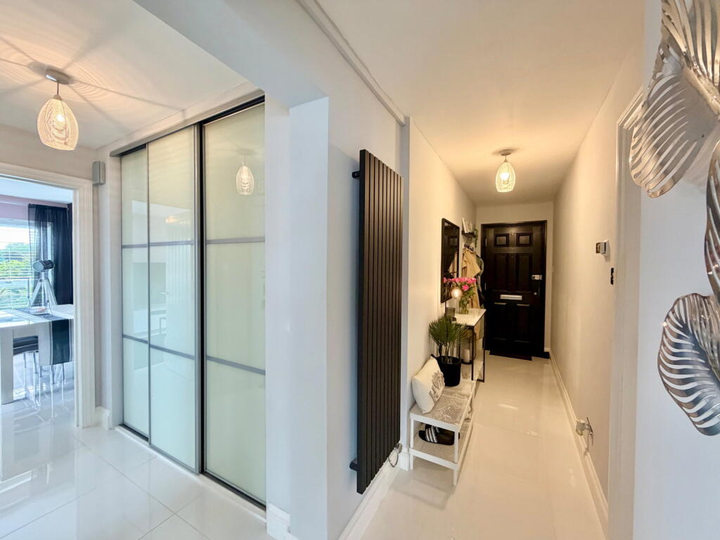 Apartment in Torquay, Torbay - View 2