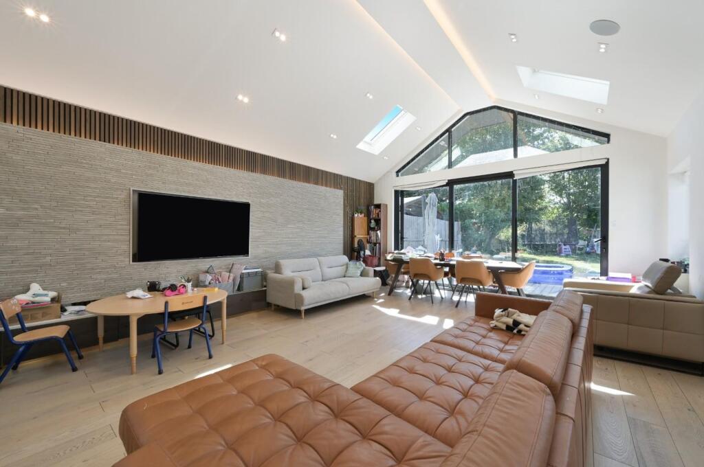 House in Epsom, Stoneleigh - View 5