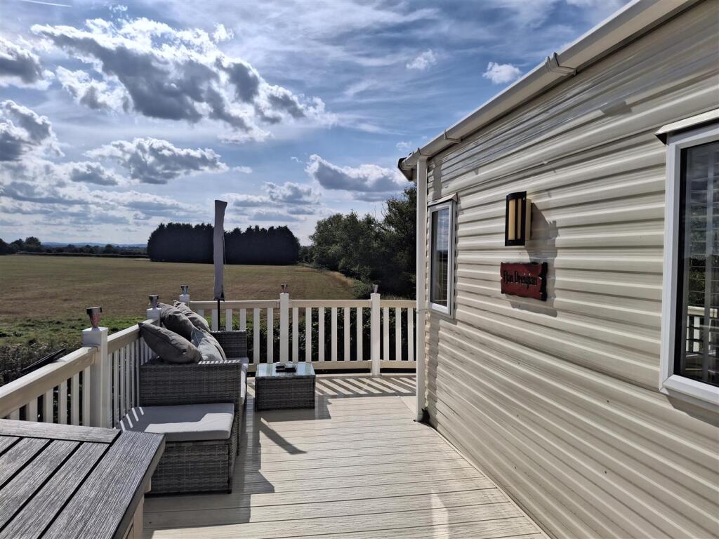 2-bed caravan on Norton Park, Tewkesbury Road, Norton, Gloucester, £80,000