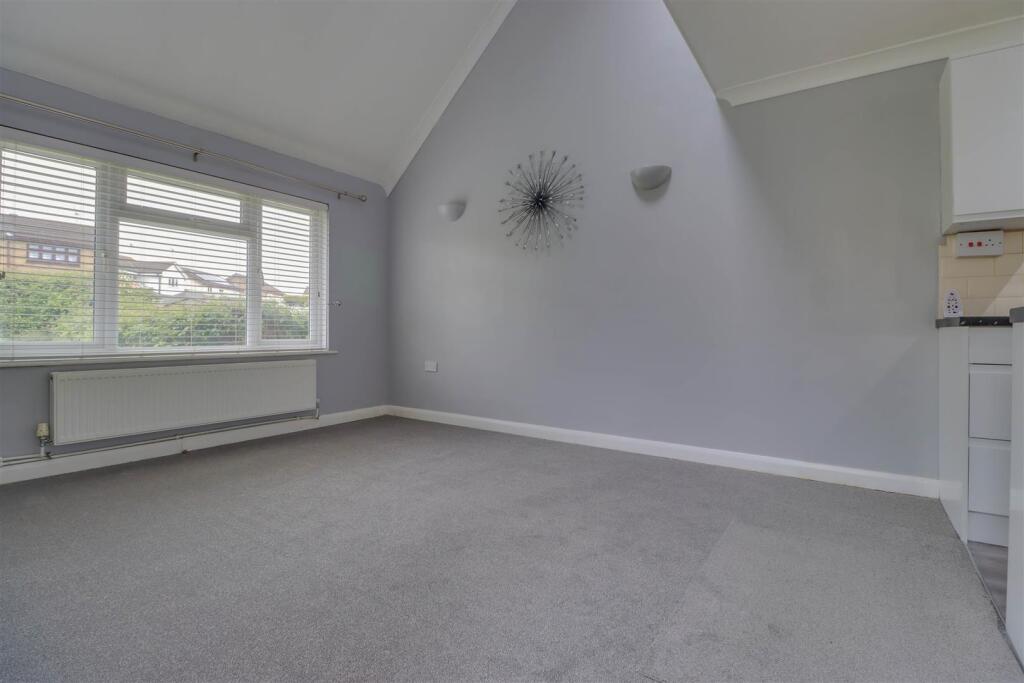 Bulphan Close, Wickford photo 4