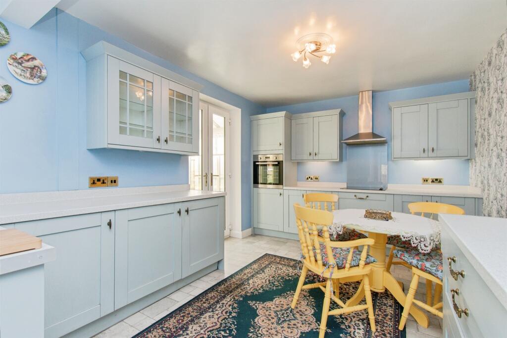 House in Wakefield, Hightown, Cutsyke - More