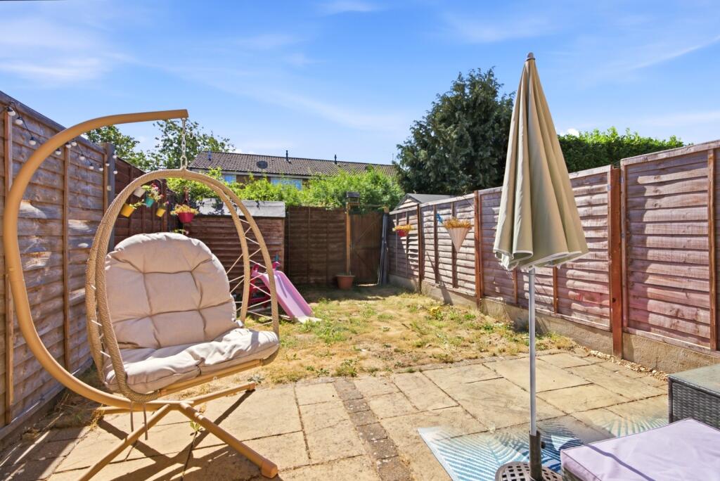 House in Houghton Regis, Woodside Estate - View 4