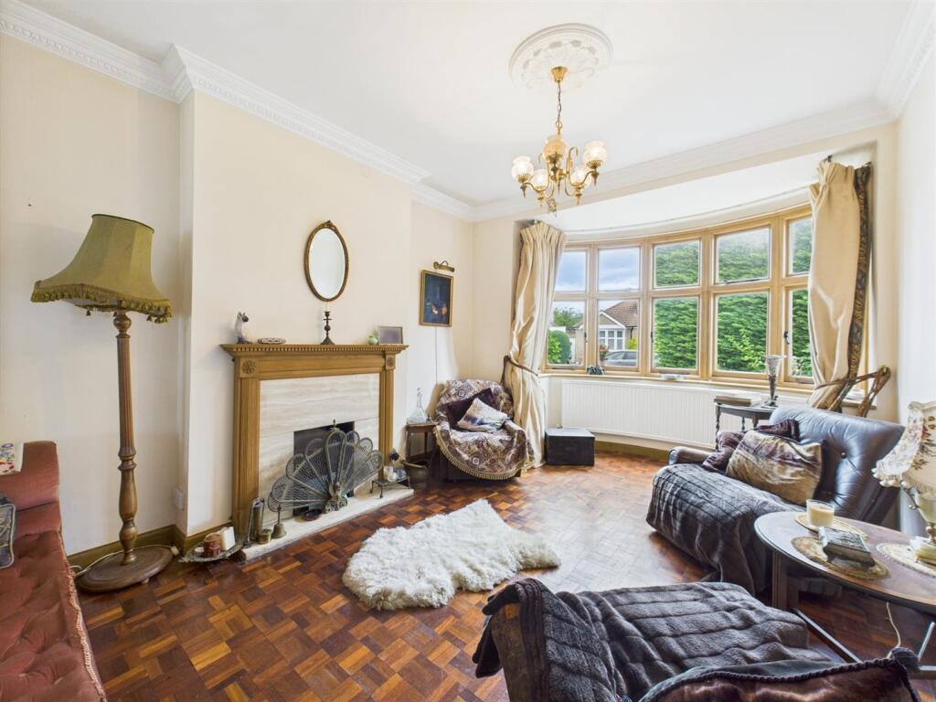 Eversley Crescent, Ruislip photo 2
