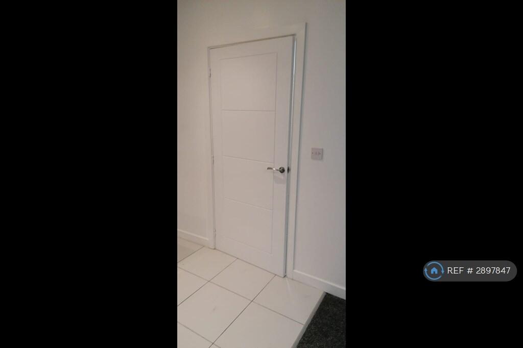 Apartment in Dudley, West Midlands - View 4