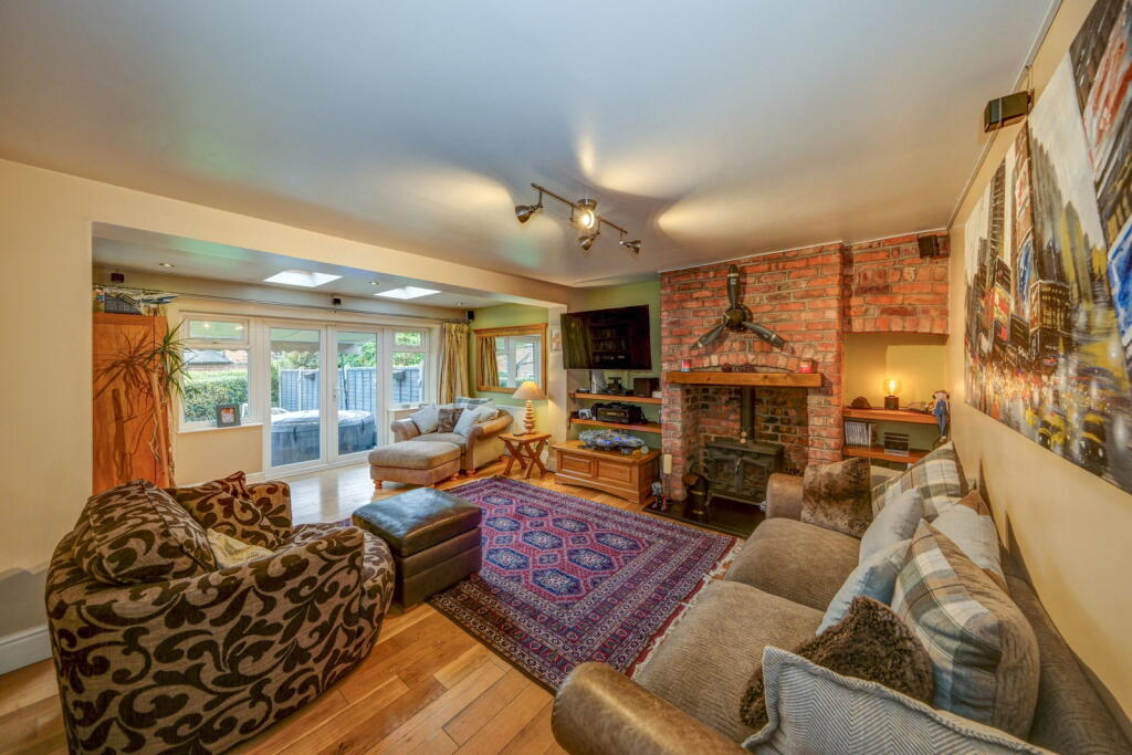 Manor Road, Lymm, WA13 0AU photo 4