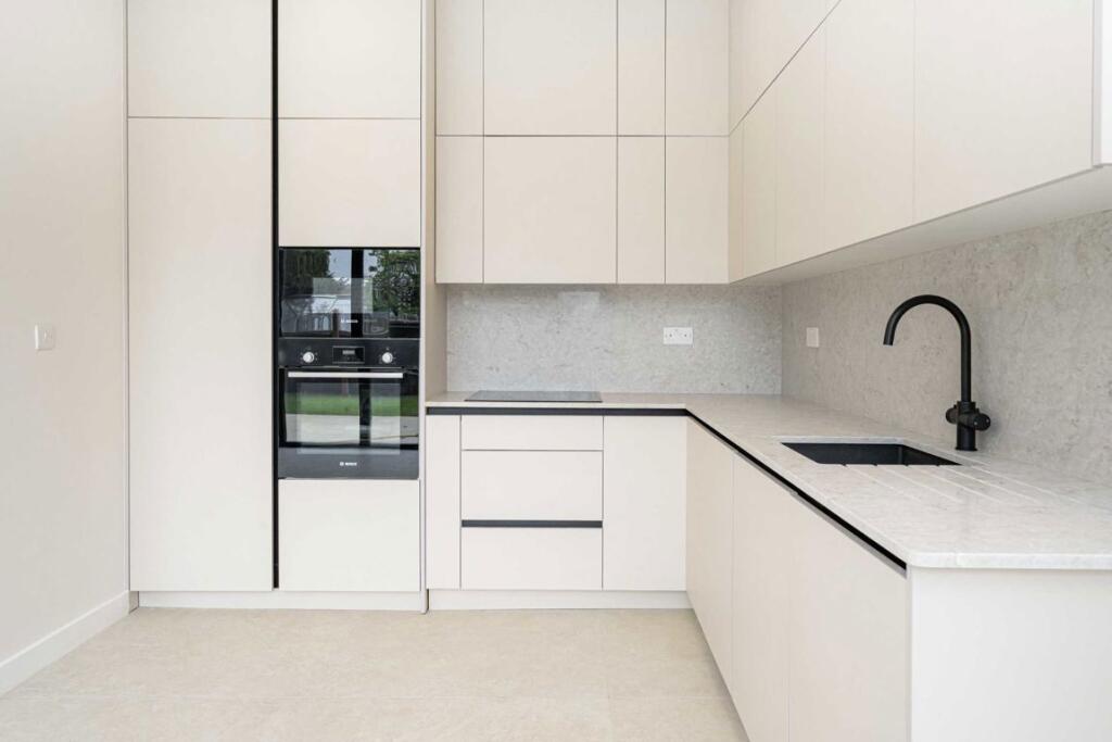House in Twickenham - View 2