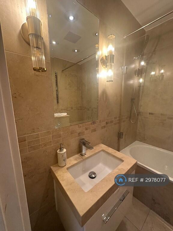 Apartment in London, Paddington - More
