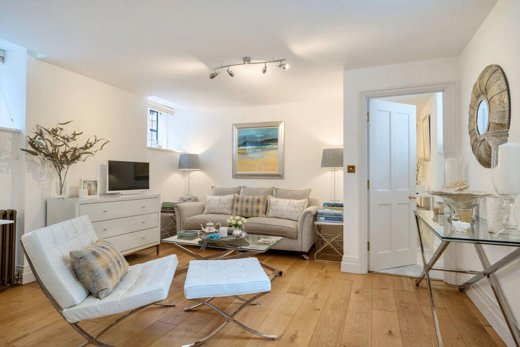 1-bed flat on King Edward VII Apartments, Midhurst, West Sussex, £275,000