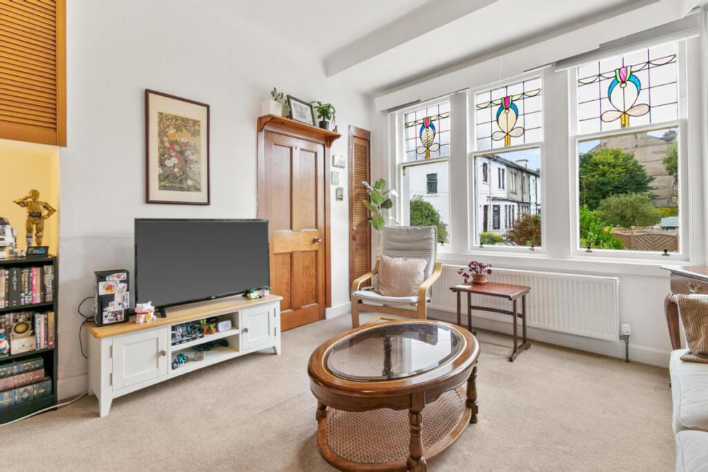 House in Glasgow, Waverley Park, Langside - More