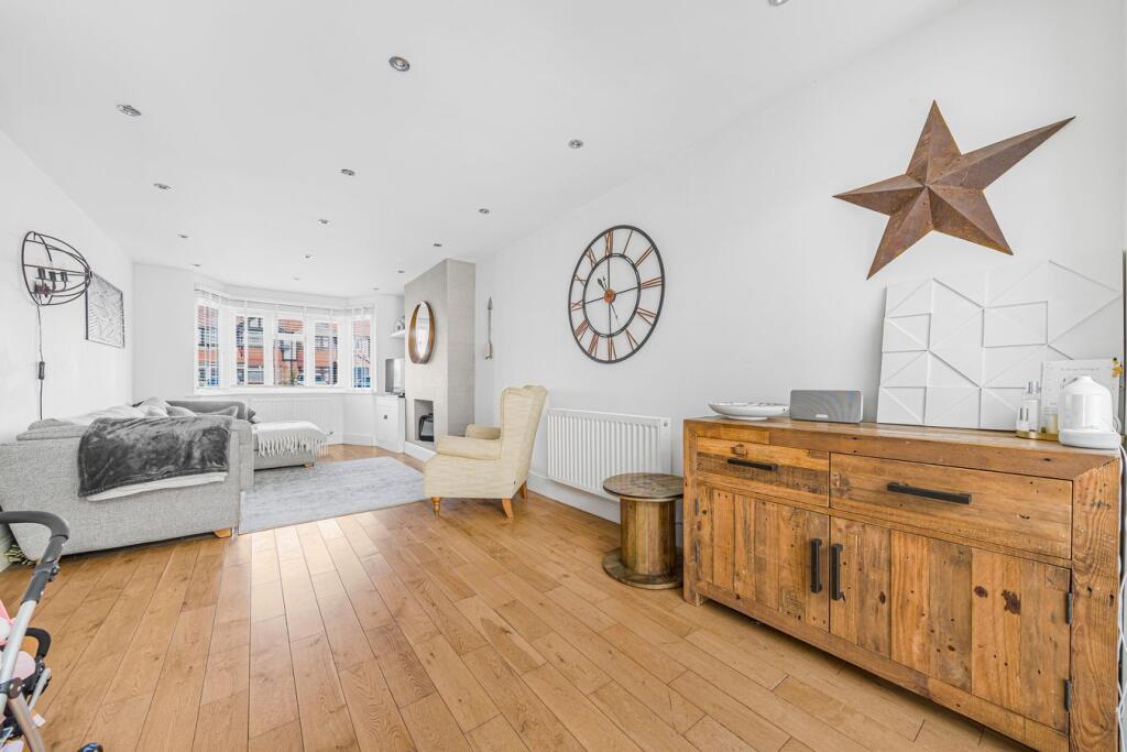 House in Sunbury-on-Thames, Sunbury Common, Kempton Park - View 3