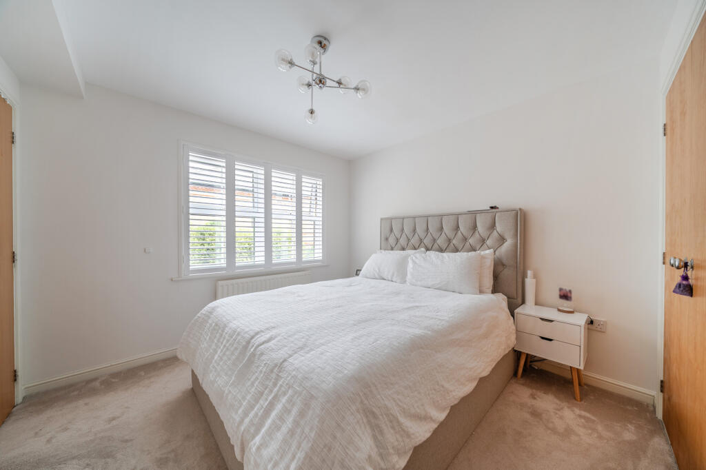 Apartment in Kingston upon Thames - View 4