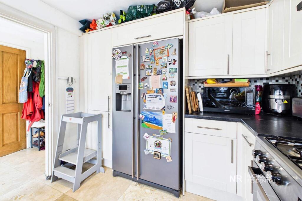 House in London, Chessington - View 5