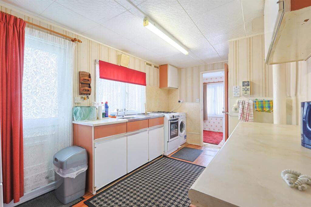 Kingsmans Farm Road, Hullbridge, Hockley photo 4
