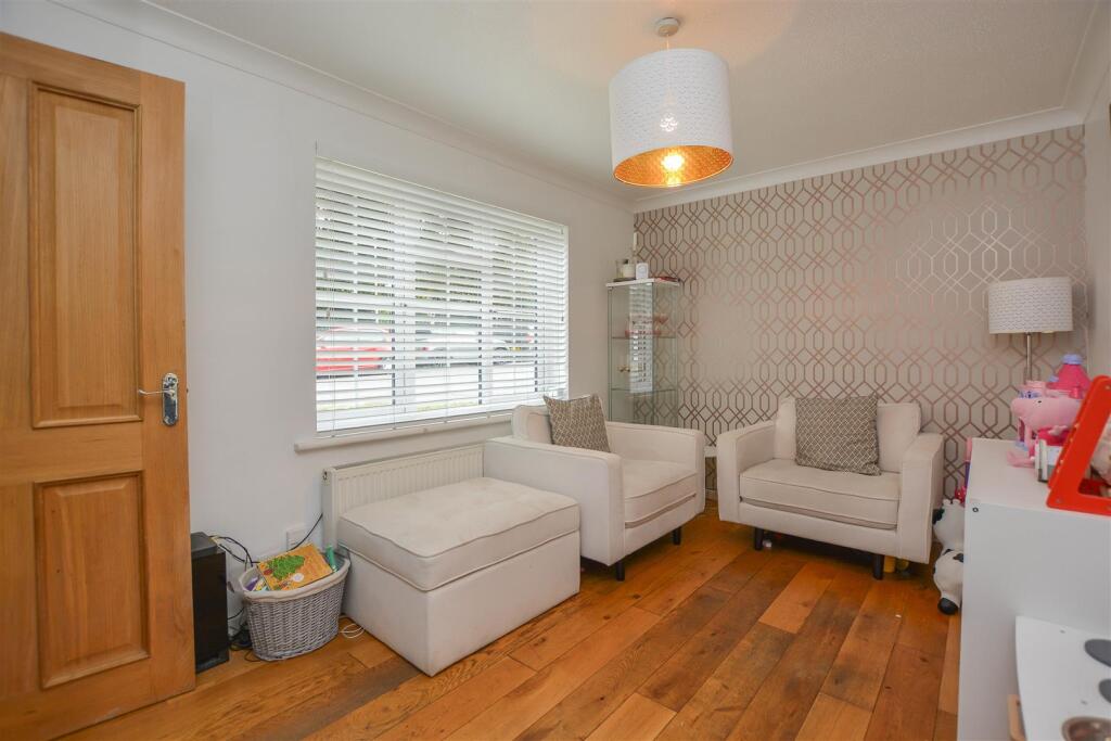 House in Basildon, Queens Park, Billericay - View 4