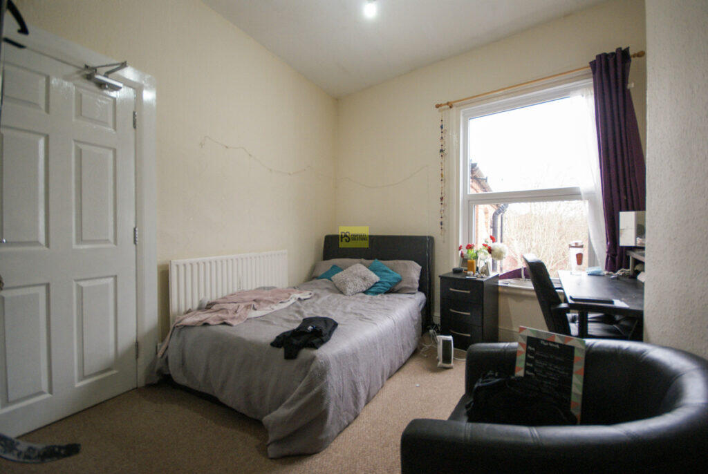 4 bedroom end of terrace house for rent