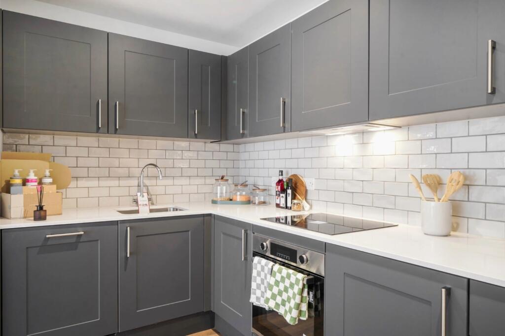 Apartment in Slough - More