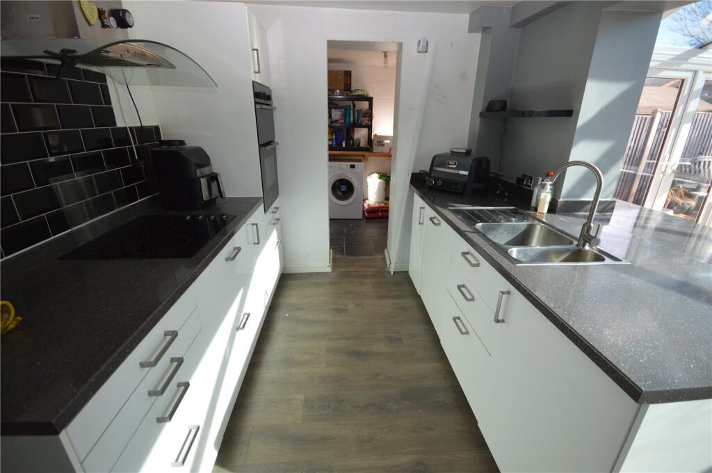 Linnet Close, Luton, Bedfordshire, LU4 photo 3