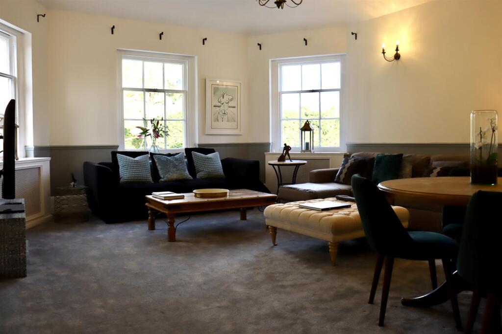 Apartment in Runnymede, Surrey - More