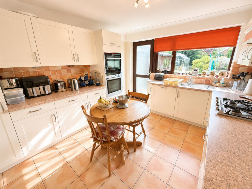 House in Pensby, Liverpool City Region - More