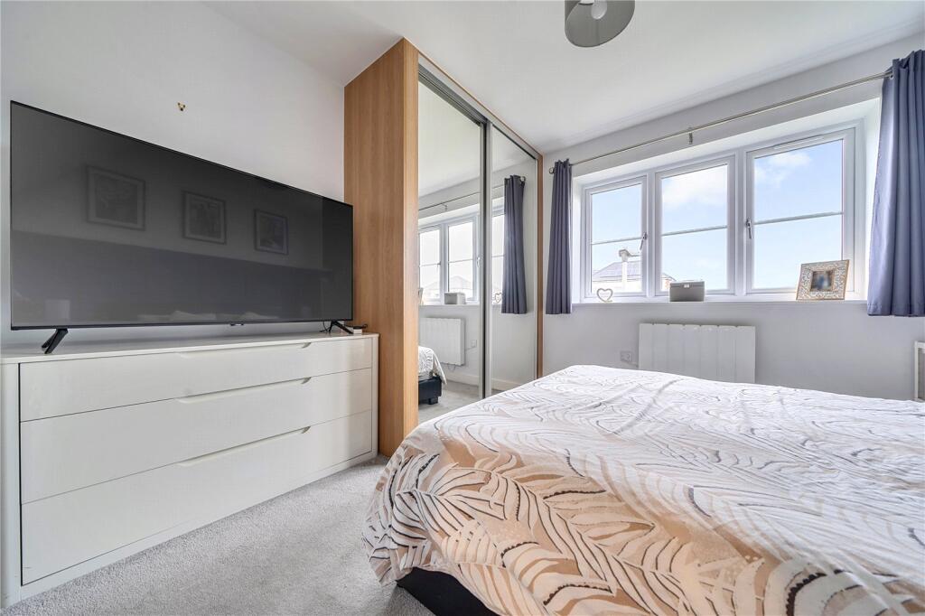 House in Wokingham, Emmbrook - More