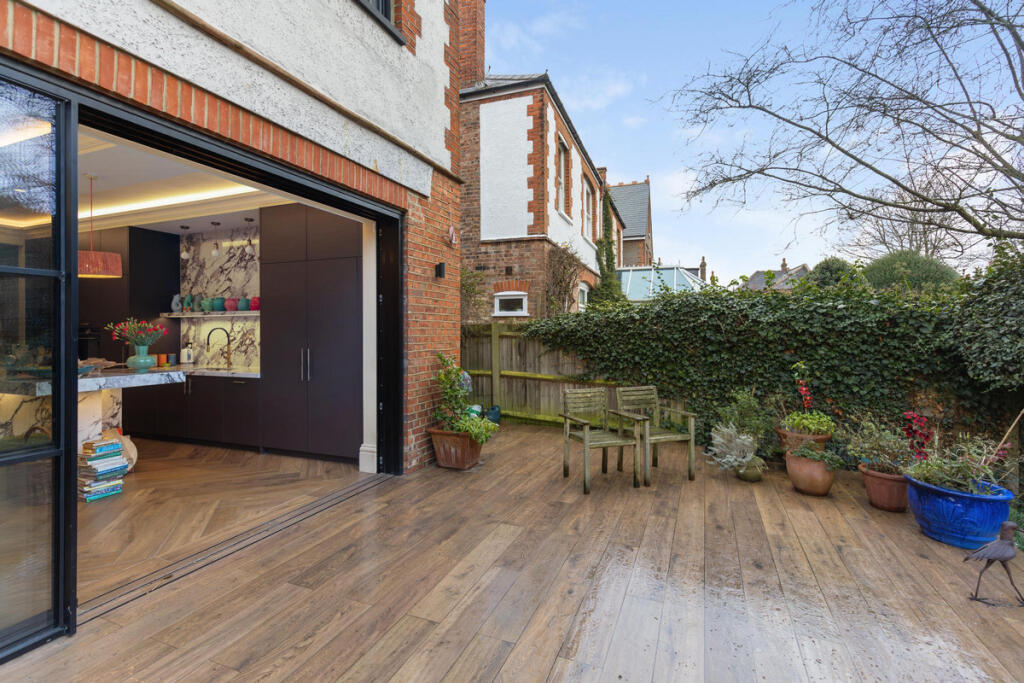Montague Gardens, London, W3 photo 4