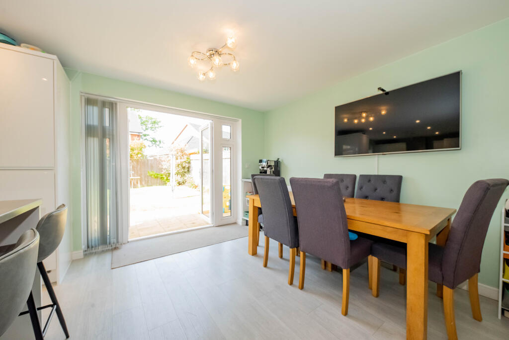 House in Hart, Yateley - More