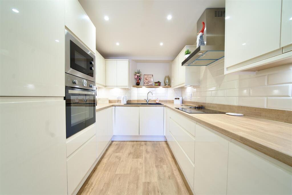 1-bed flat on High Street, Wyke Regis, Weymouth, £150,000