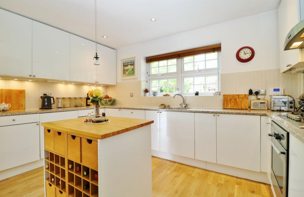 Old Priory Close, Hamble, SO31 photo 3