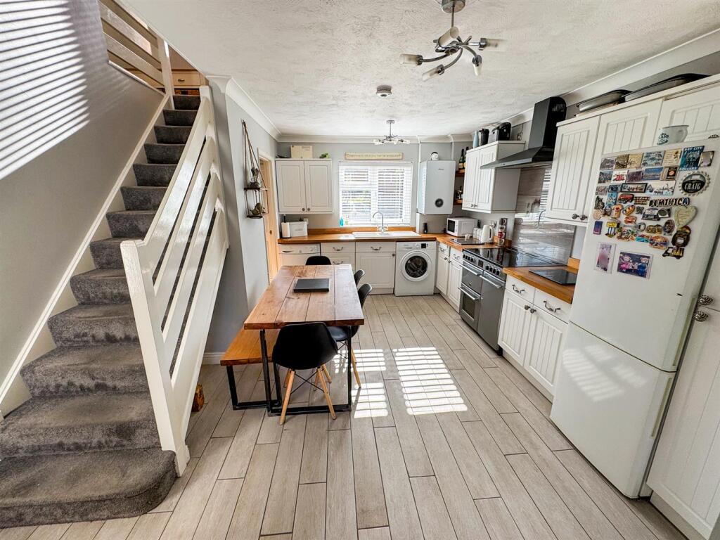 House in Northampton, North Northamptonshire - More