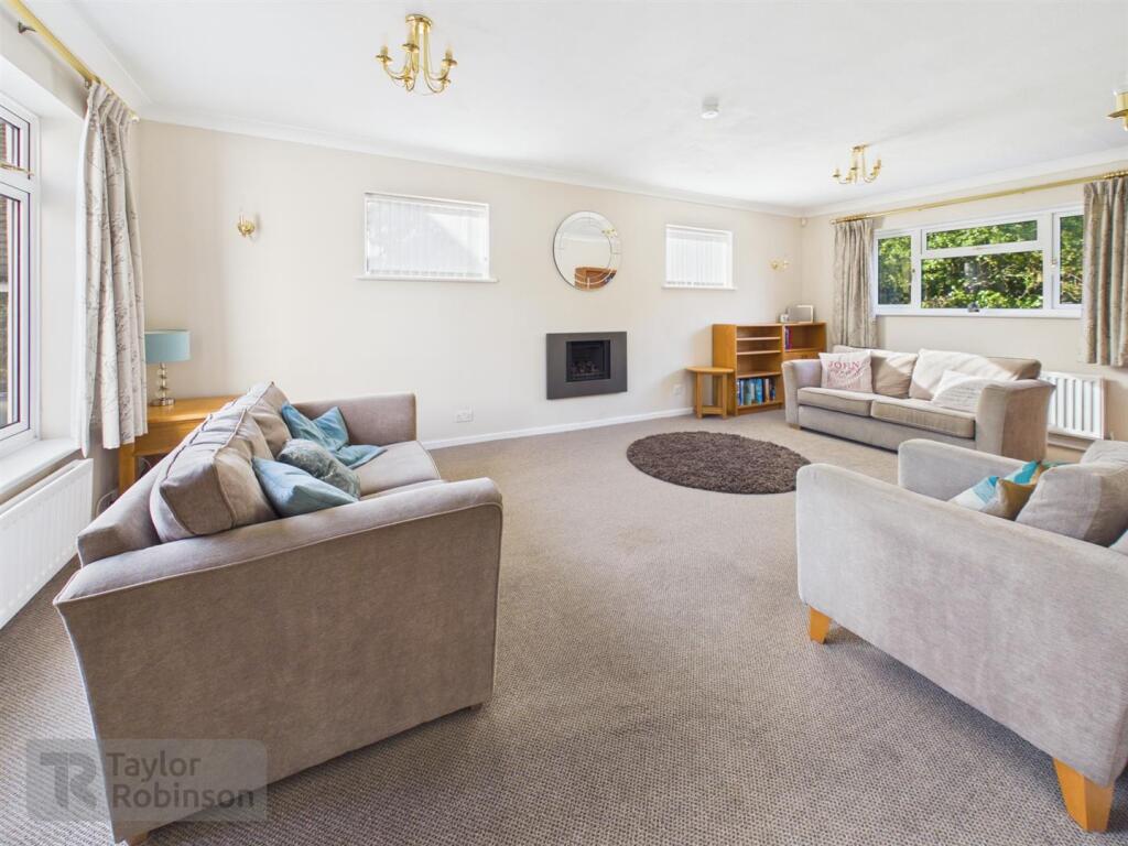 House in Crawley, Southgate - View 4