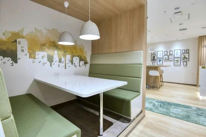 Regus_KDX_5709_Nagoya_Ekimae_Japan_Booth.jpg