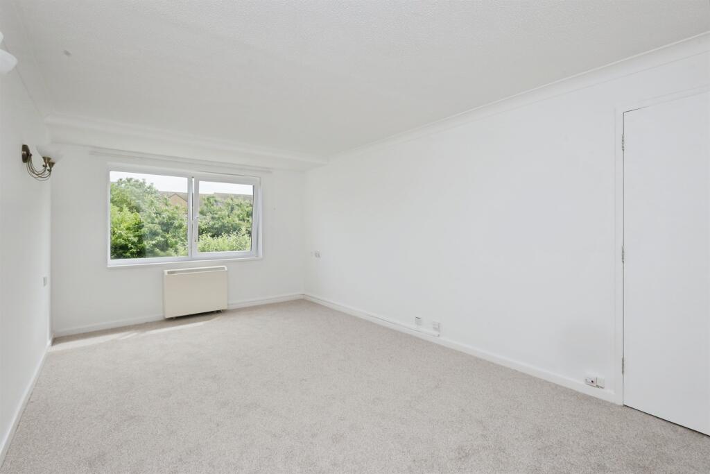 Apartment in Eastbourne, East Sussex - View 2