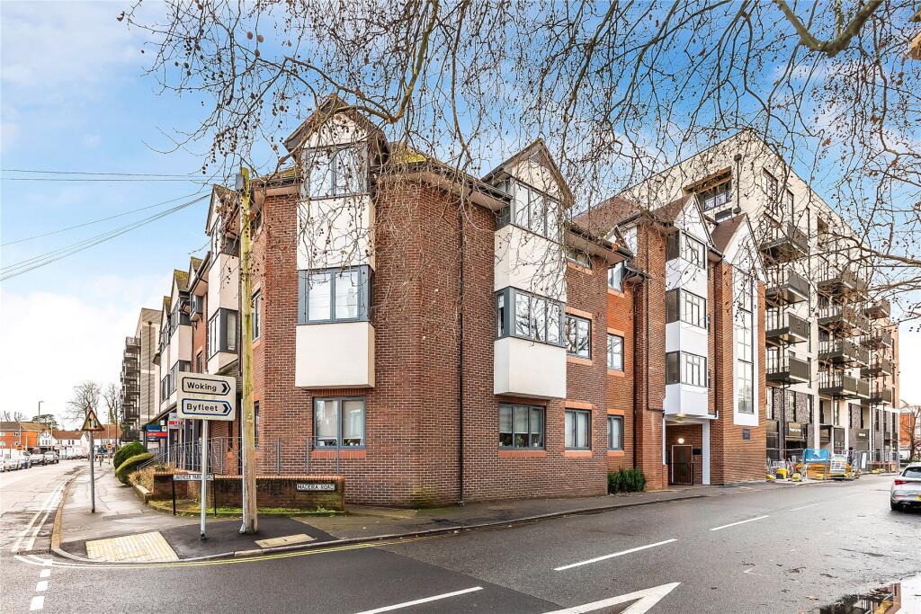 1-bed flat on Lavender Park Road, West Byfleet, Surrey, KT14, £275,000