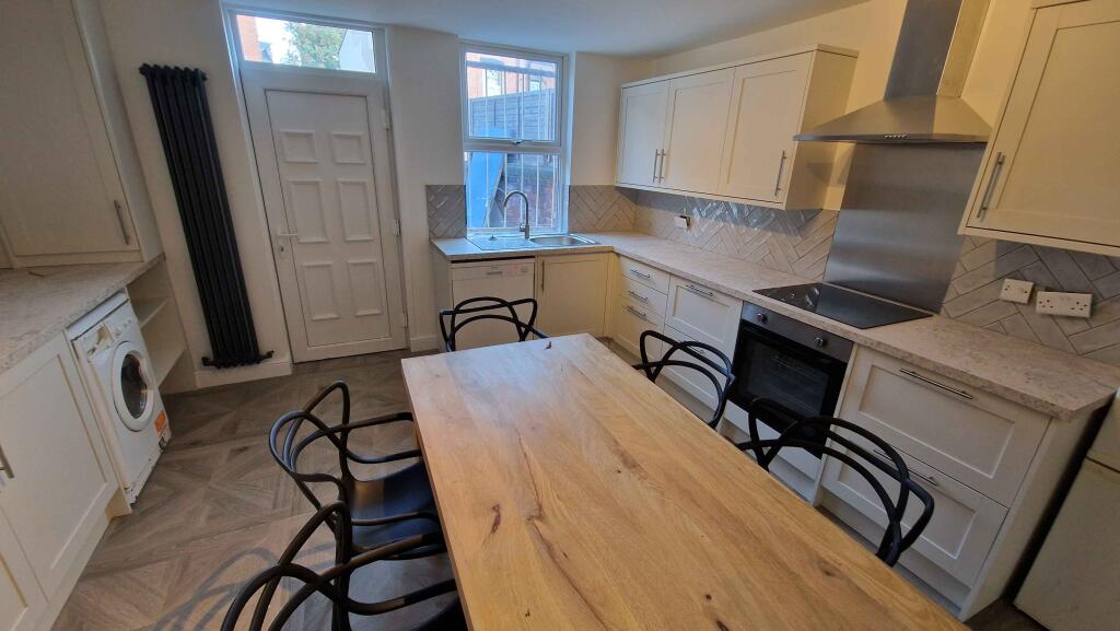 6 bedroom terraced house for rent