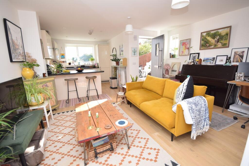 1-bed flat on Bethel Lane, Farnham, GU9, £195,000