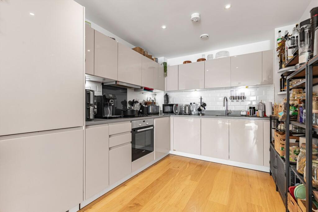 Apartment in Southall - View 3