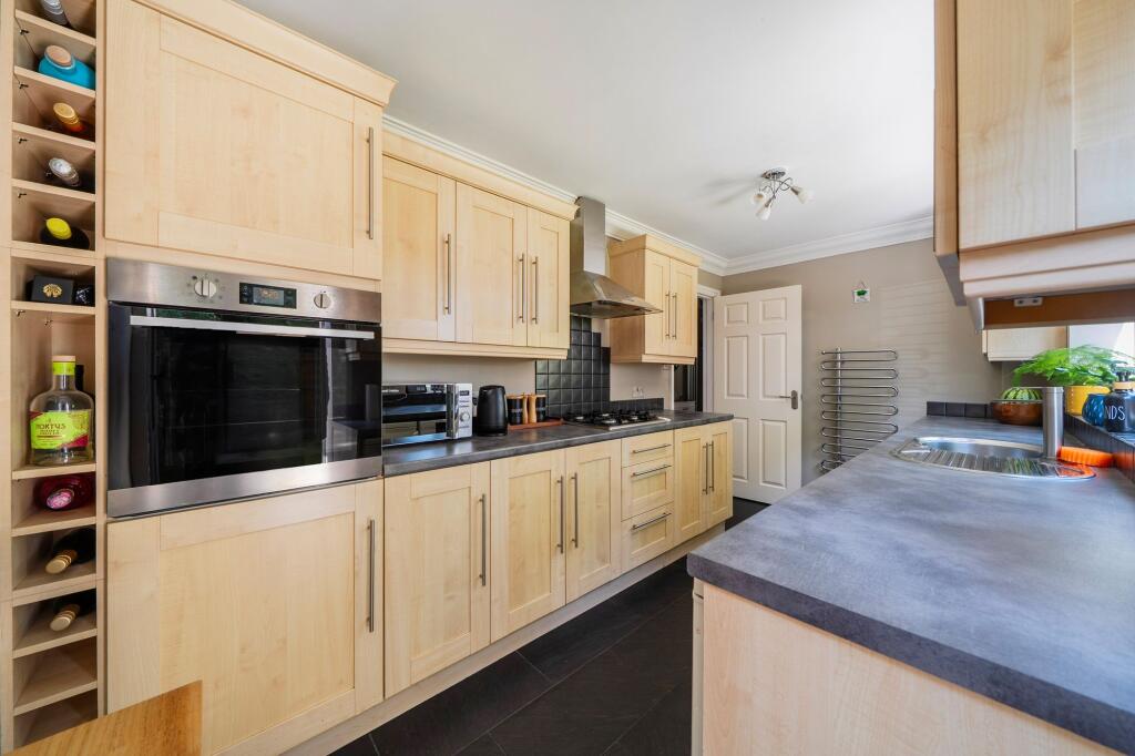 Brookers Close, Ashtead, KT21 photo 4