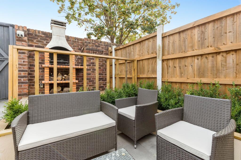 House in Crawley, Gossops Green - View 3