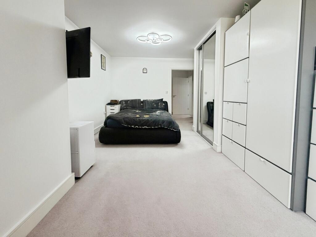 Apartment in Southall - View 4