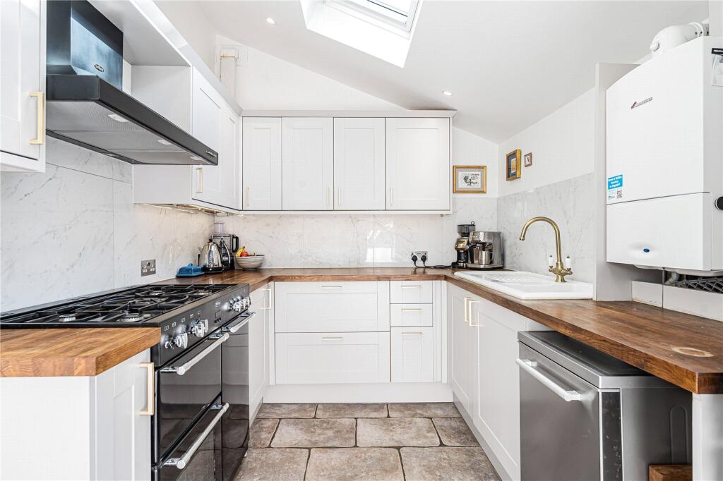 House in Gloucester - View 4