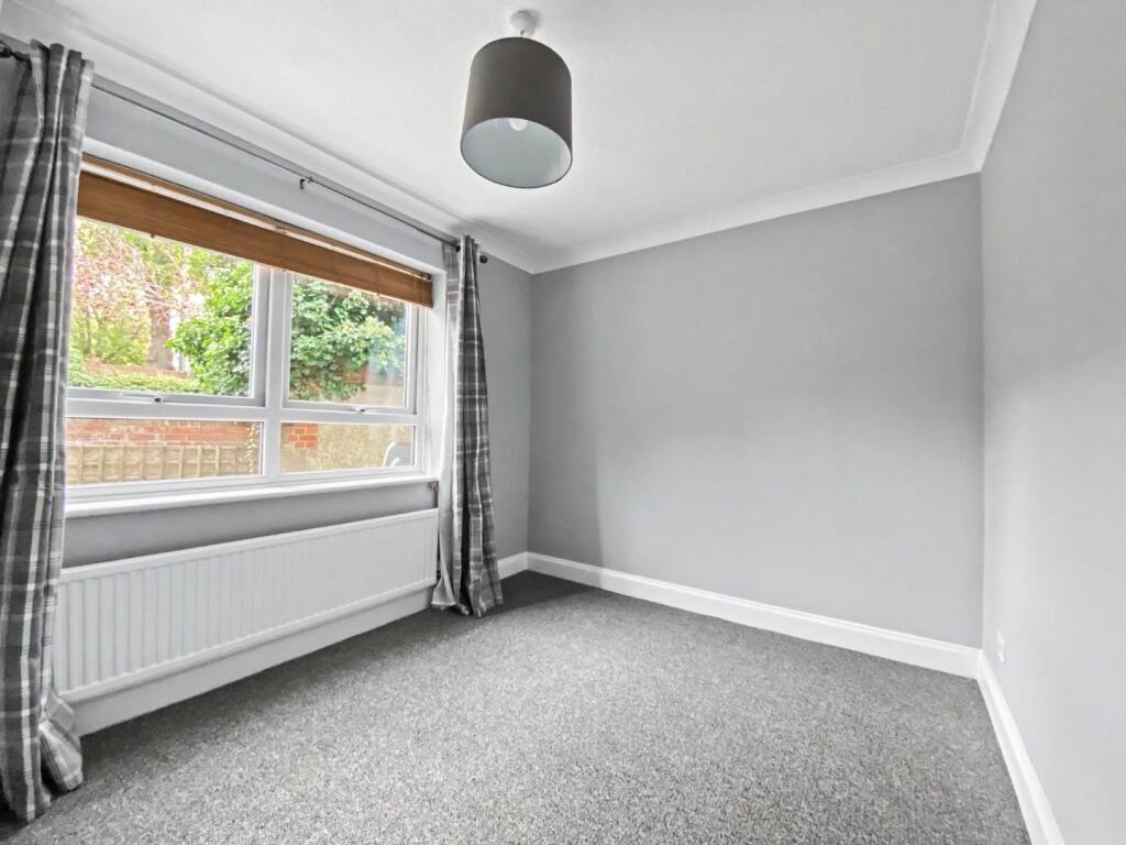 Apartment in Slough - More