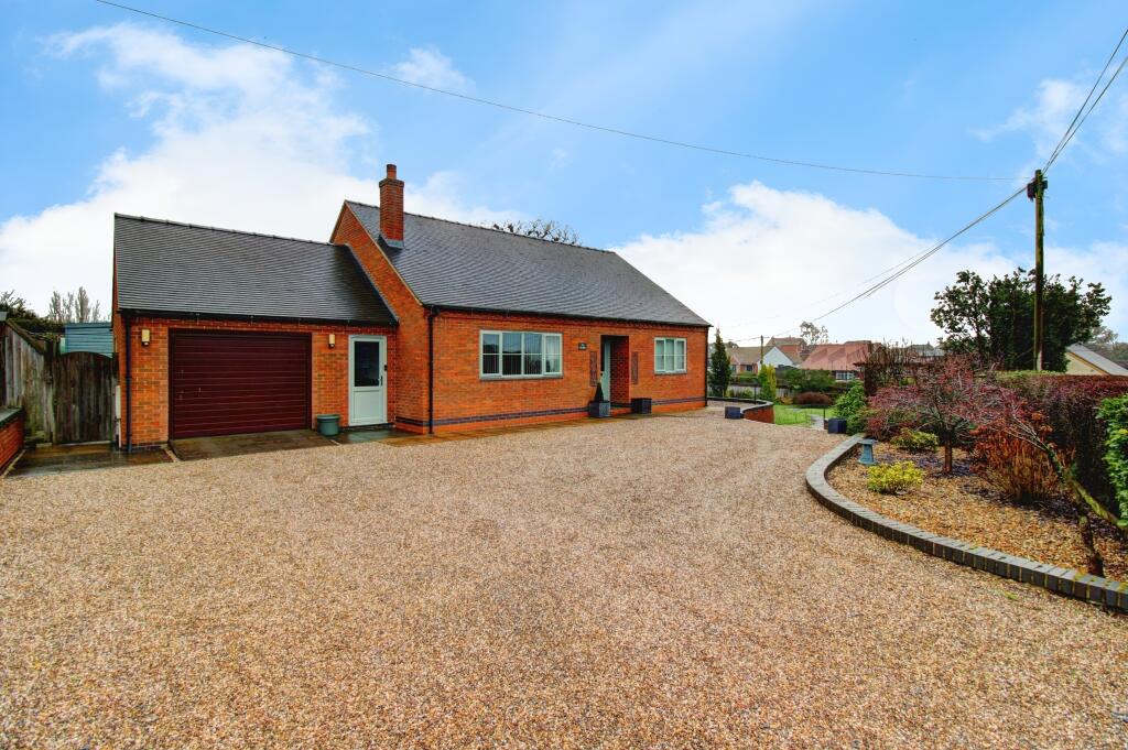 2-bed house on Green Lane, Overseal, DE12, £450,000