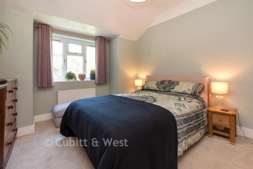 House in Sutton - View 3