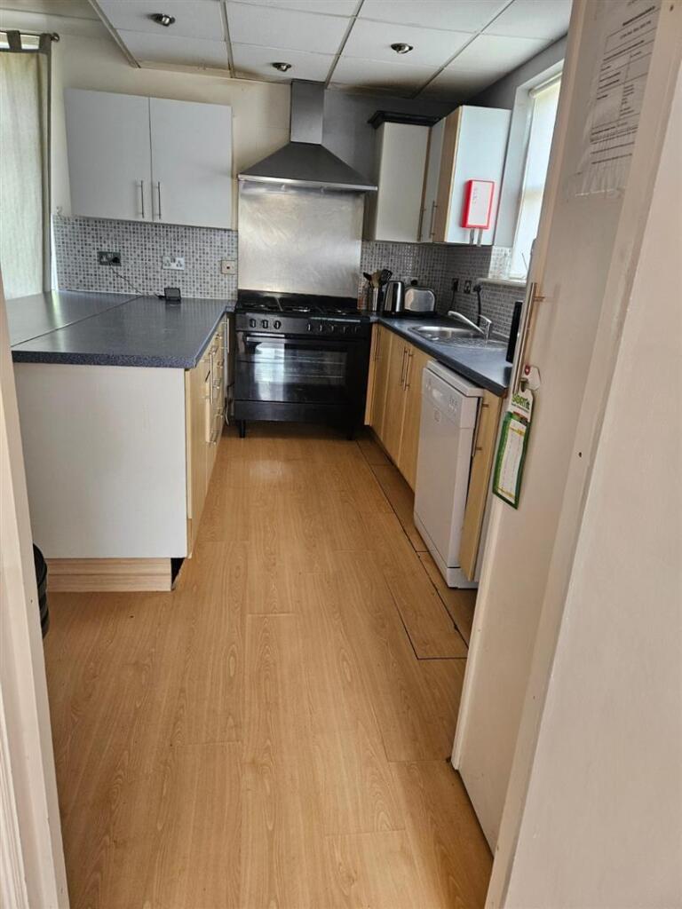 5 bedroom end of terrace house for rent