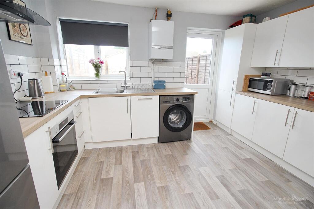 Sharnwood Drive, Calcot, Reading photo 3