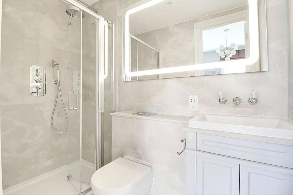 Apartment in London, St Olave's Estate, The Borough - View 2